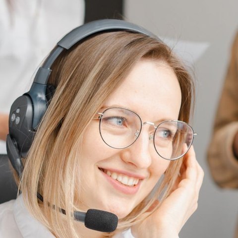 Agente au casque, disponible pour prendre l'appel